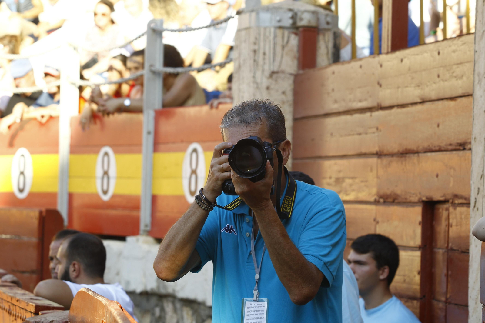Imágenes del ambiente en la novillada organizada por la Escuela Taurina de Almería