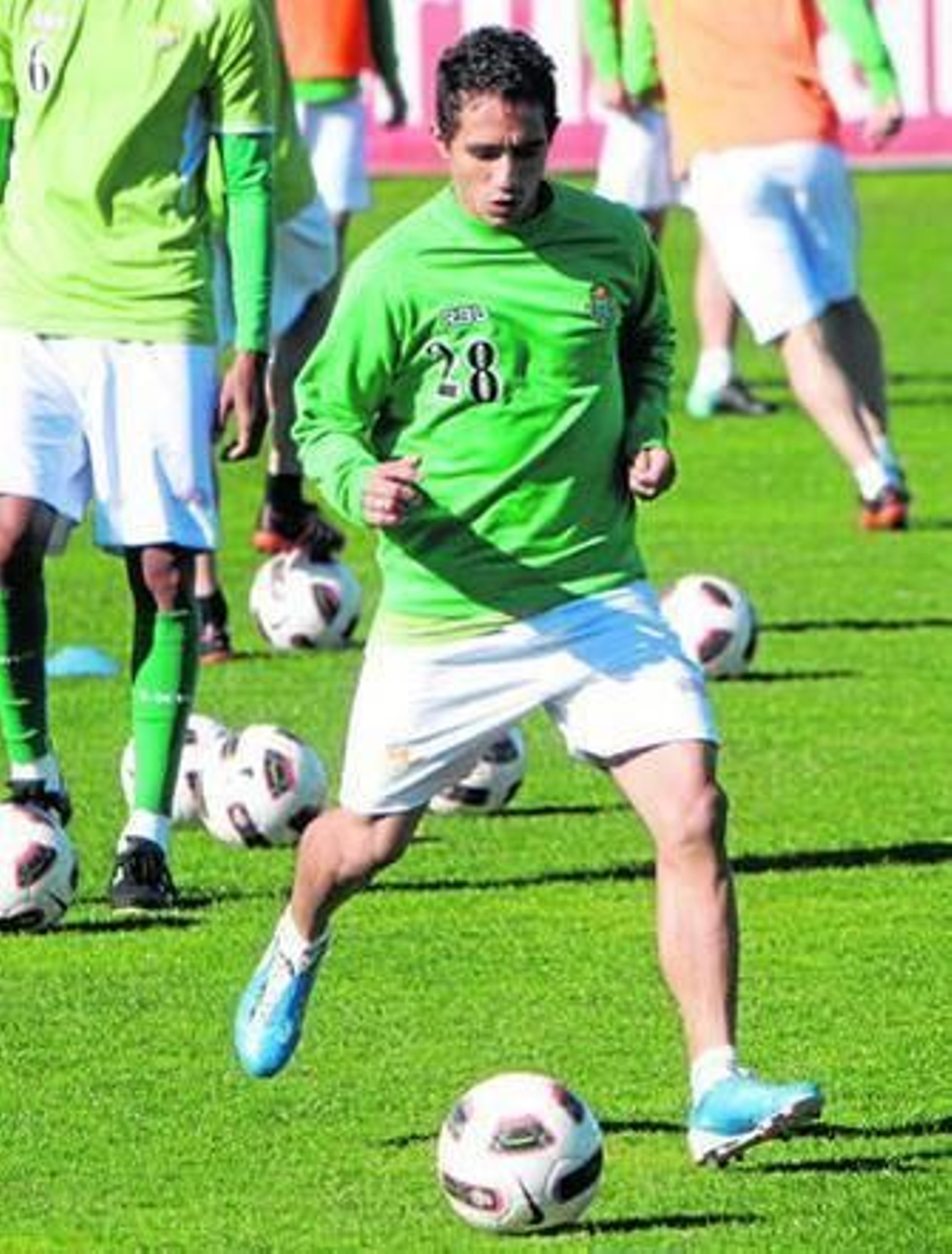 Ezequiel conduce la pelota durante un entrenamiento con el Betis.