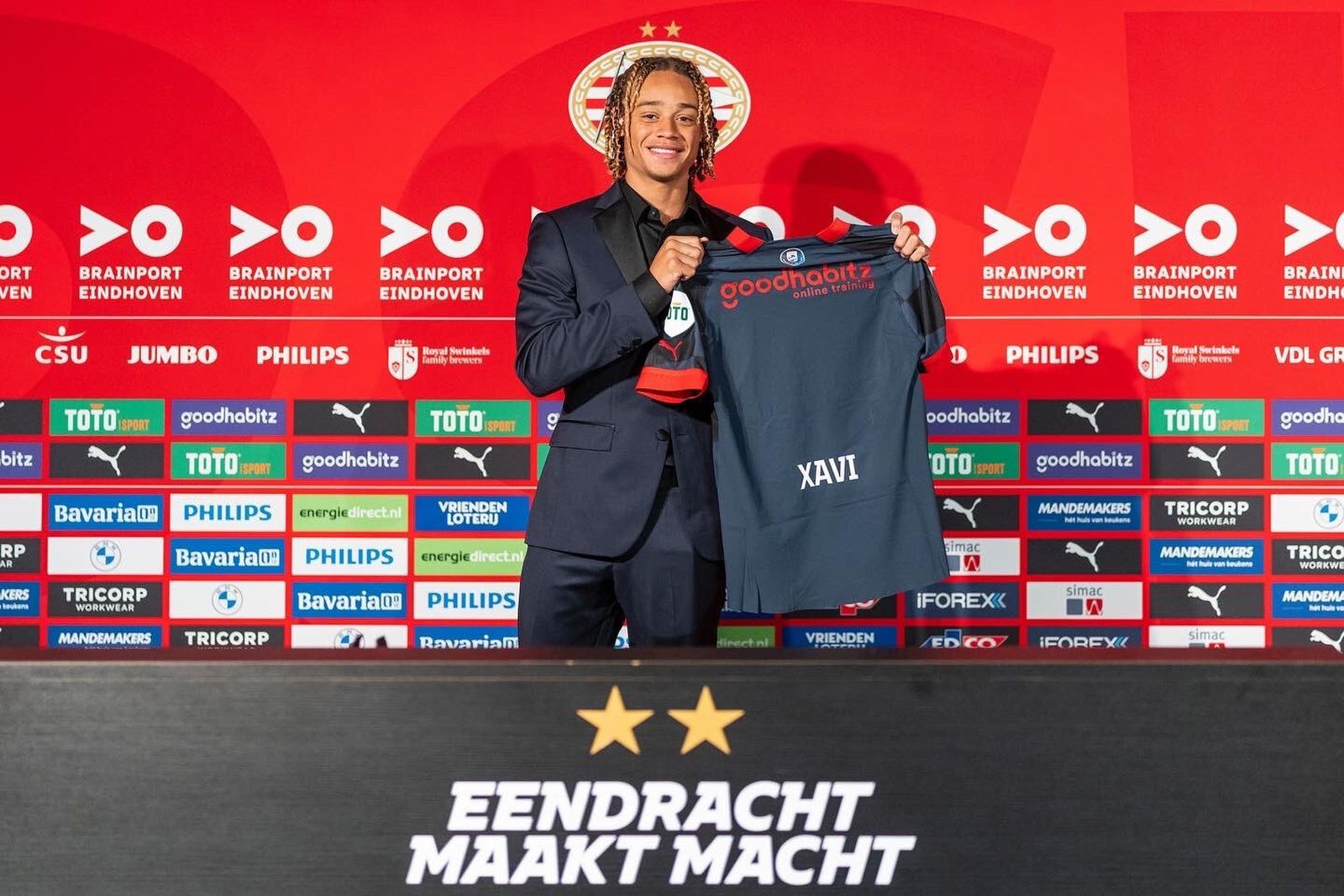 Xavi Simons  muestra la camiseta con su nombre del PSV