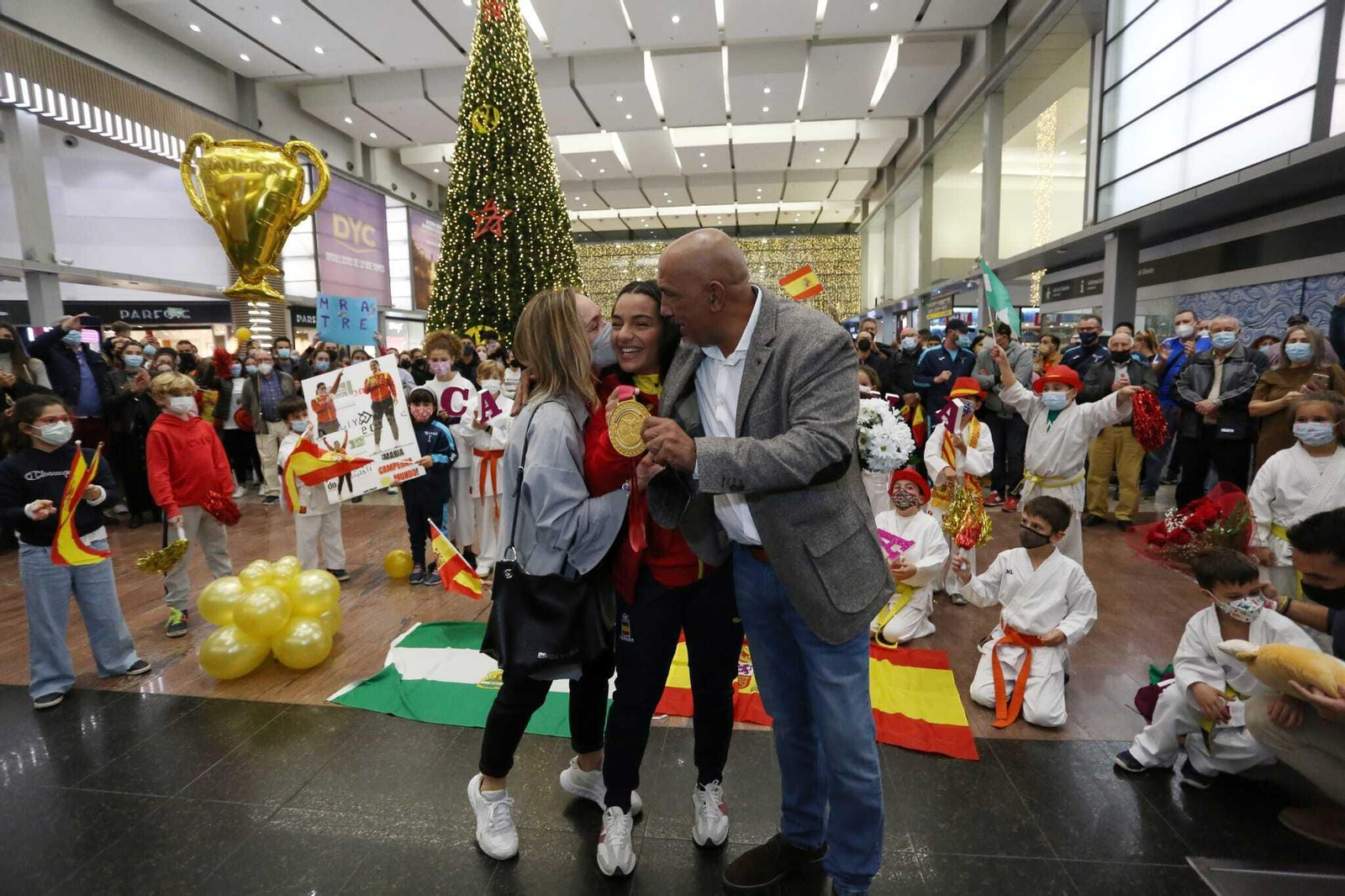 El espectacular recibimiento a la campeona María Torres en Málaga, en fotos