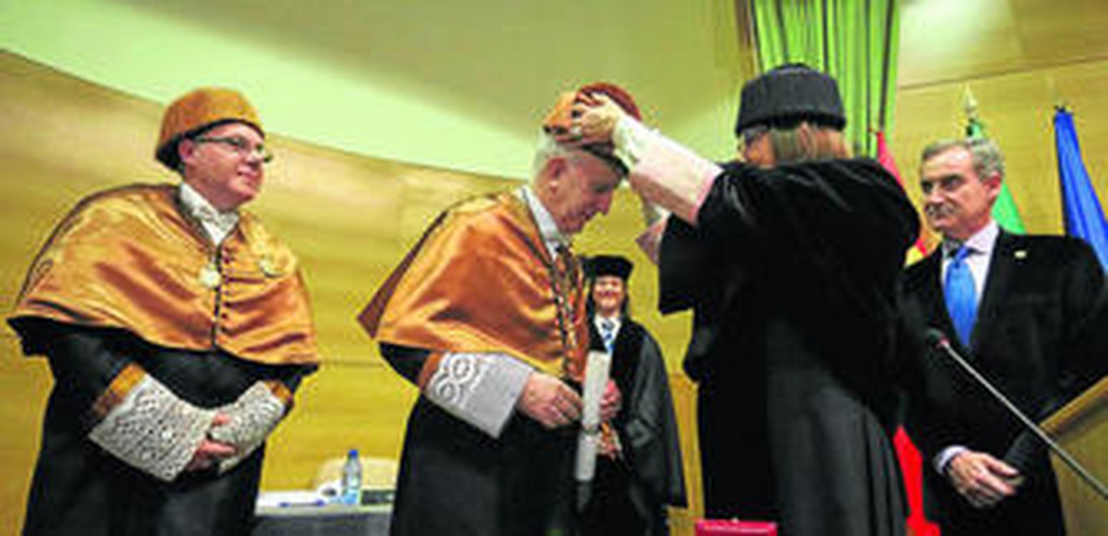 La rectora, Adelaida de la Calle, impone el birrete al nuevo doctor honoris causa.