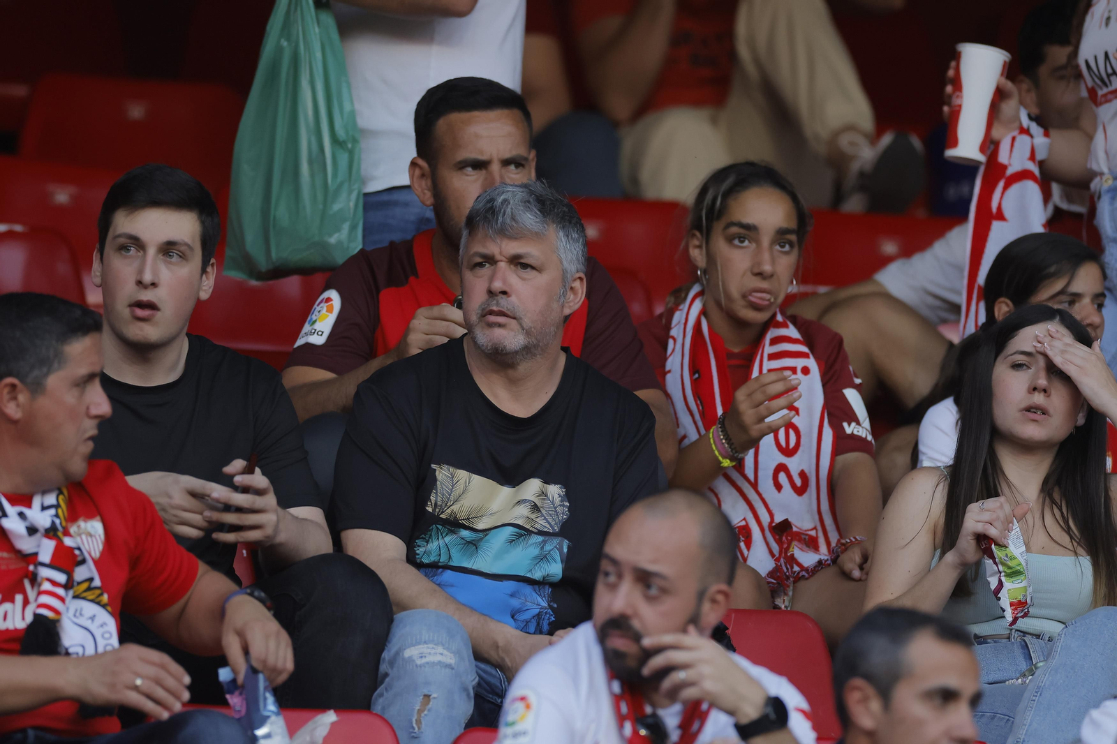 Búscate en las fotos del Sevilla-Girona