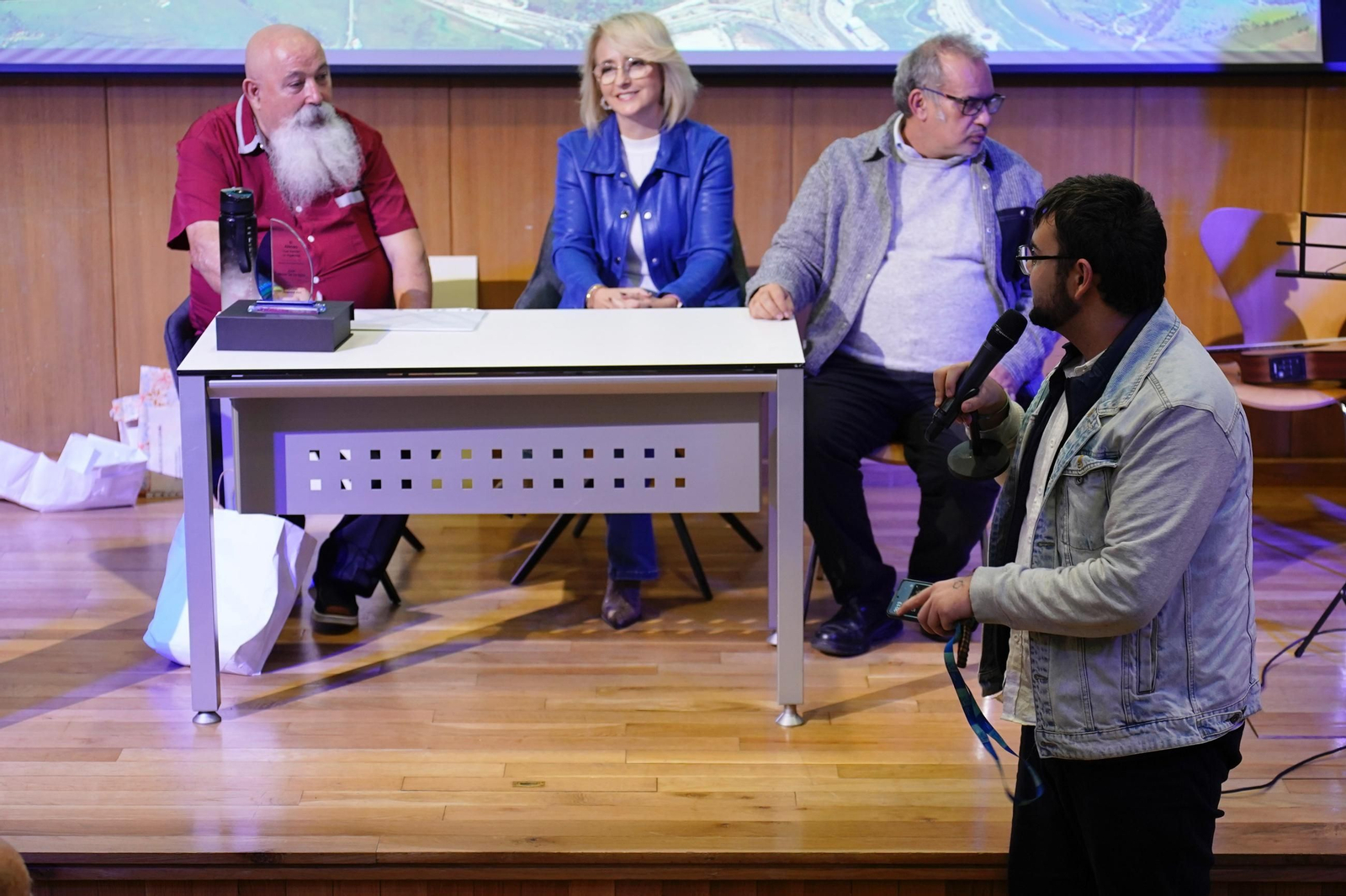 Fotos de la entrega del premio Ateneo José Román de Algeciras 2025 a Juan Moya