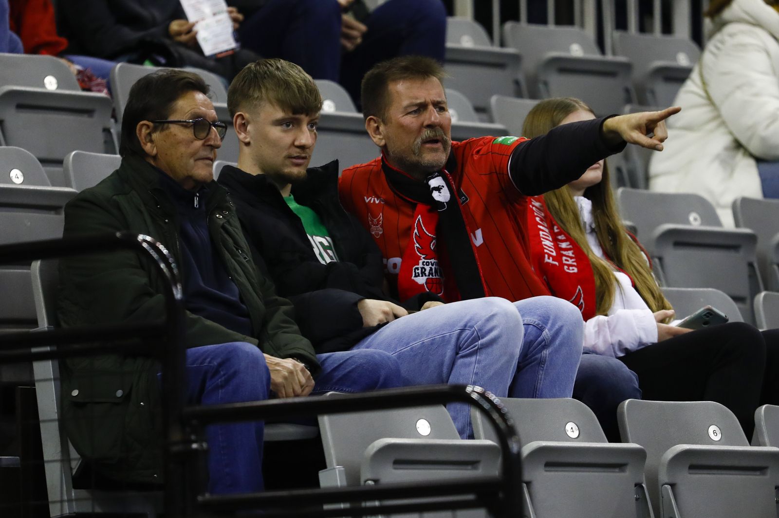 Encuéntrate en la grada del Palacio en el Covirán - Obradoiro