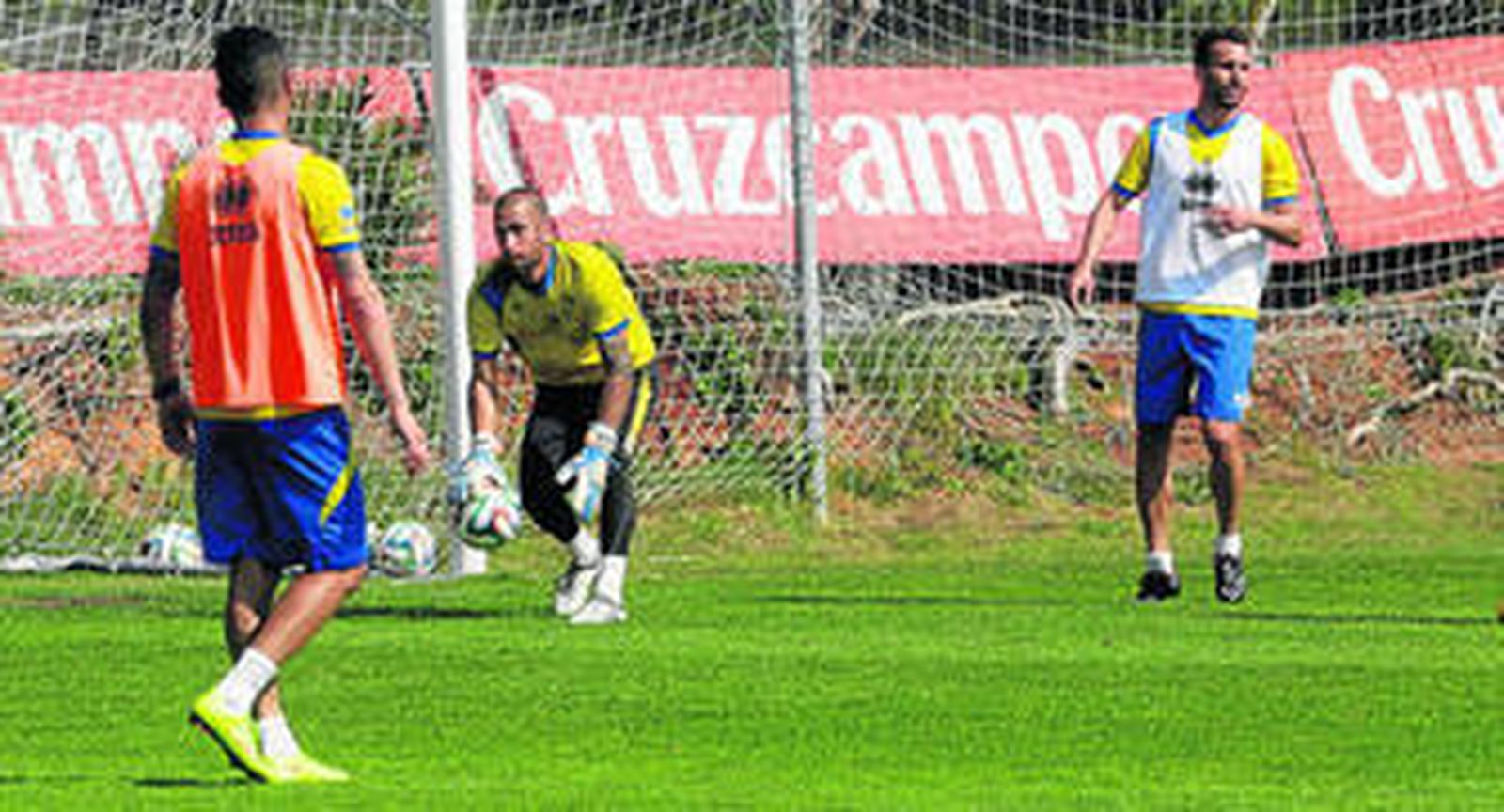 Aulestia sostiene un balón en presencia de Servando (d), los dos jugadores que ayer se refirieron a la convocatoria de huelga en el fútbol español.
