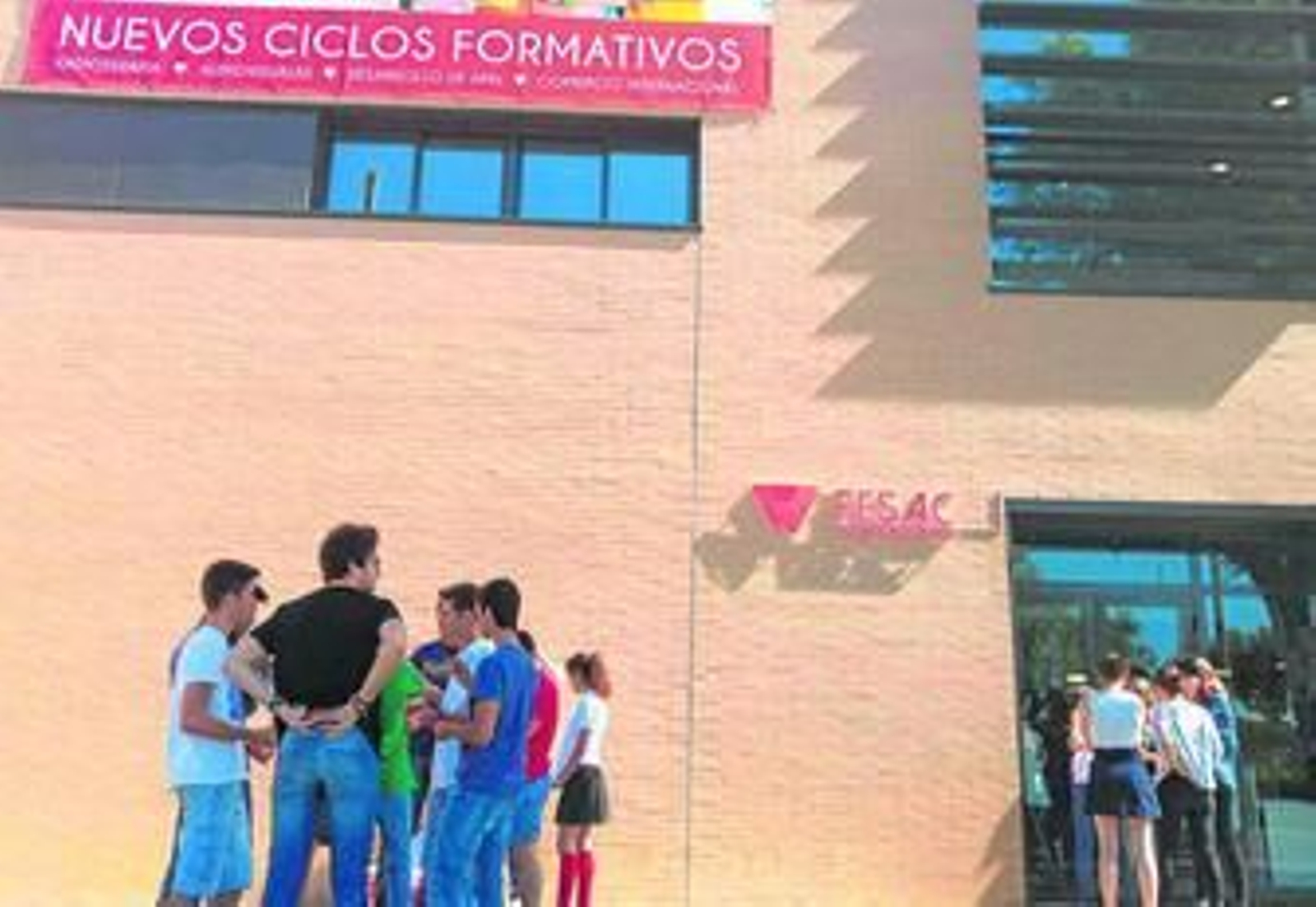 Un cartel anuncia en la fachada de los Padres Blancos la impartición de FP el próximo curso.