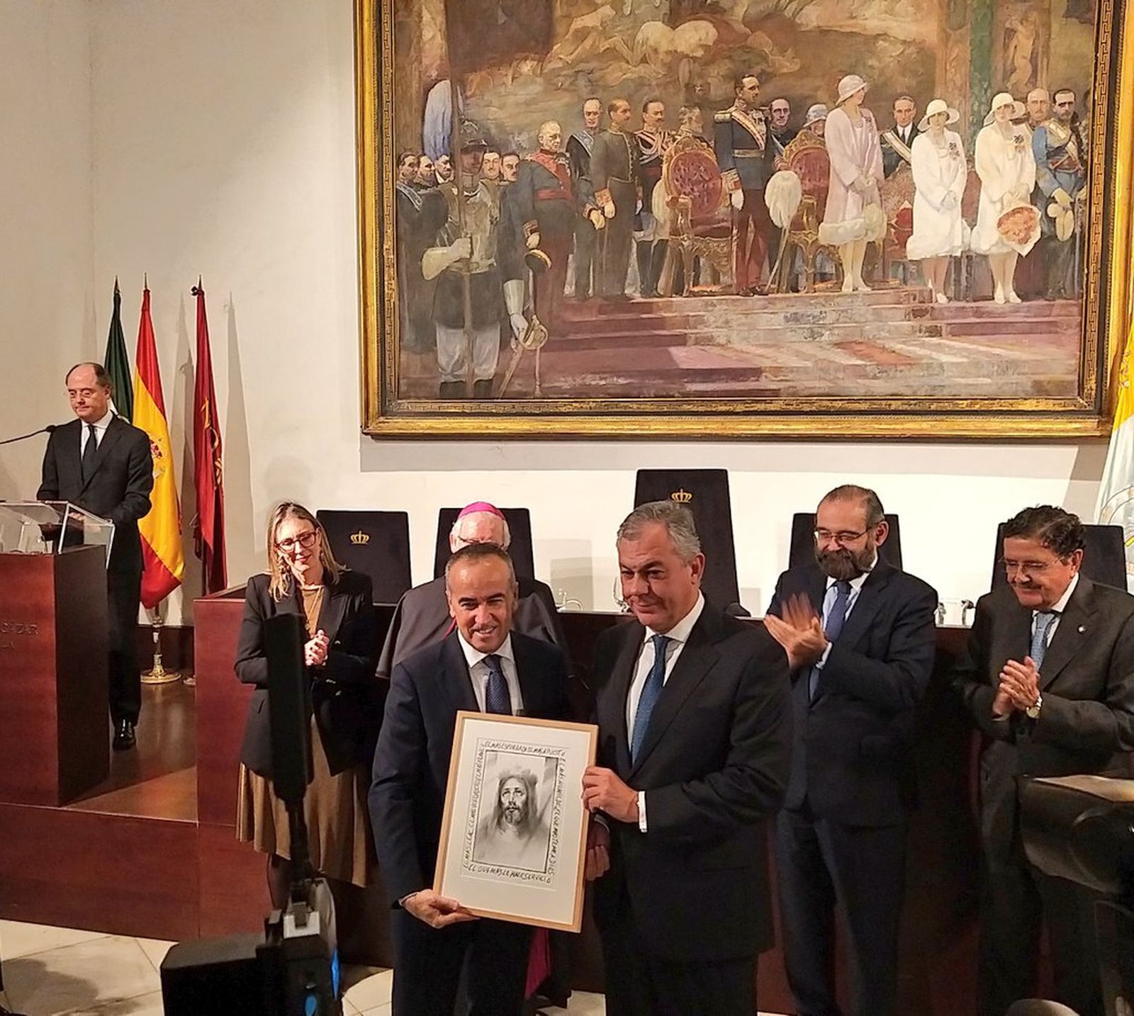 Francisco Cuervas, CEO de Ghenova, recibiendo el premio de manos del alcalde de Sevilla.
