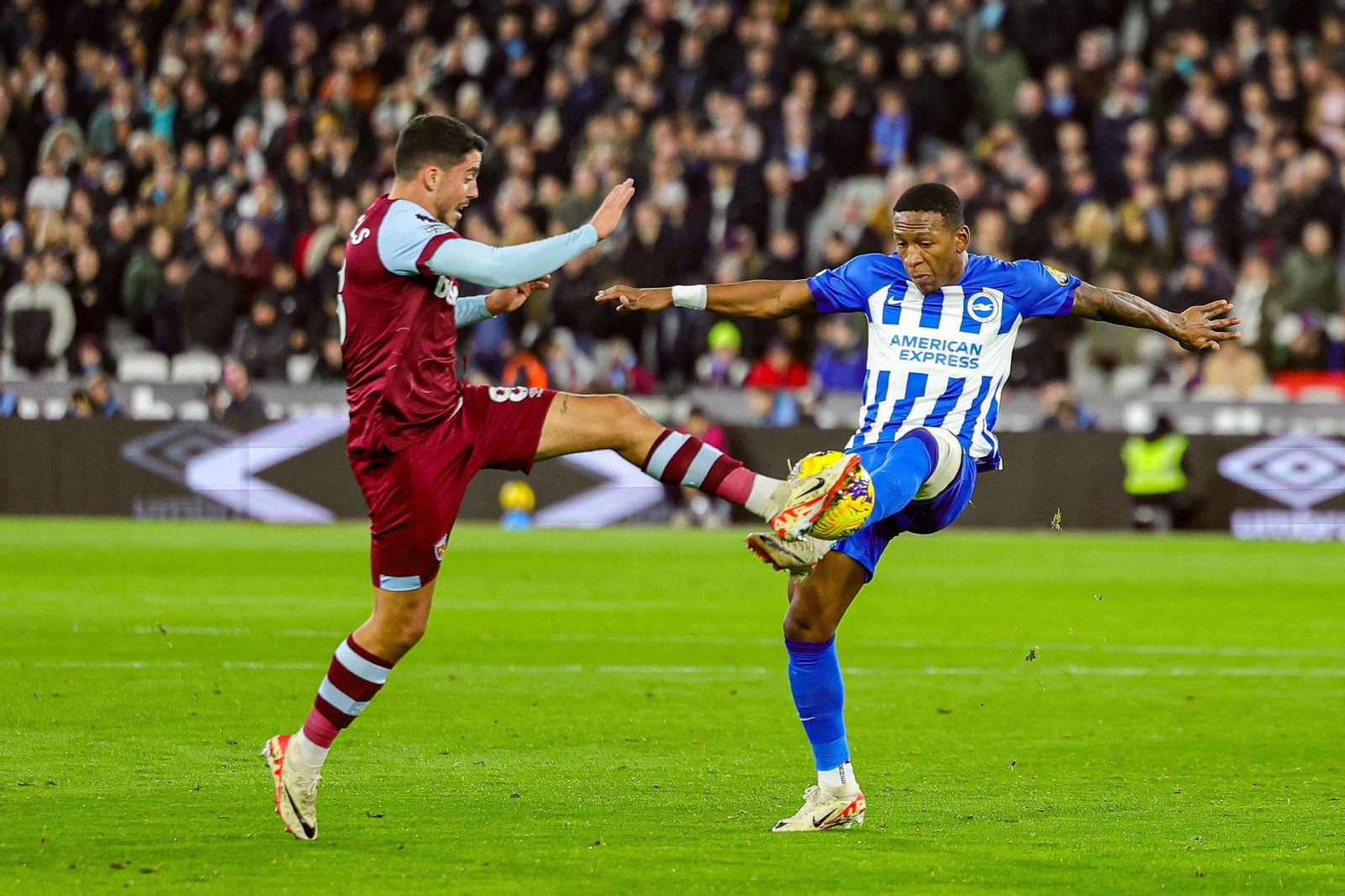 Fornals, con el West Ham, disputa un balón con Estupiñán, del Brighton , en un partido reciente.