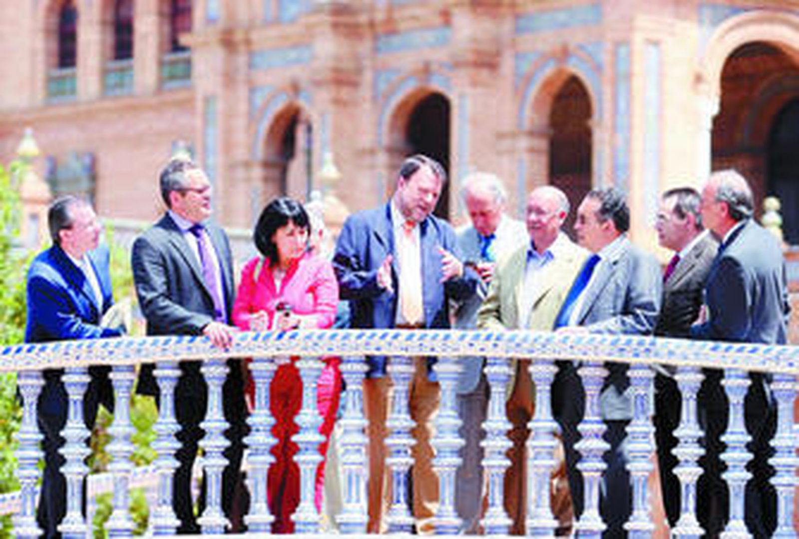 El alcalde comenta las tareas de recuperación del monumento.