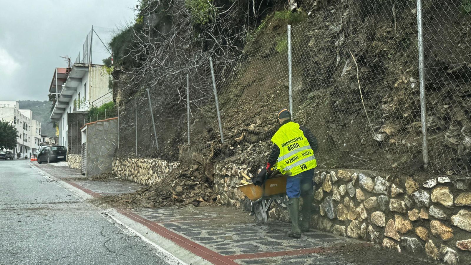 Un operario municipal trabaja en la retirada de escombros en Jete