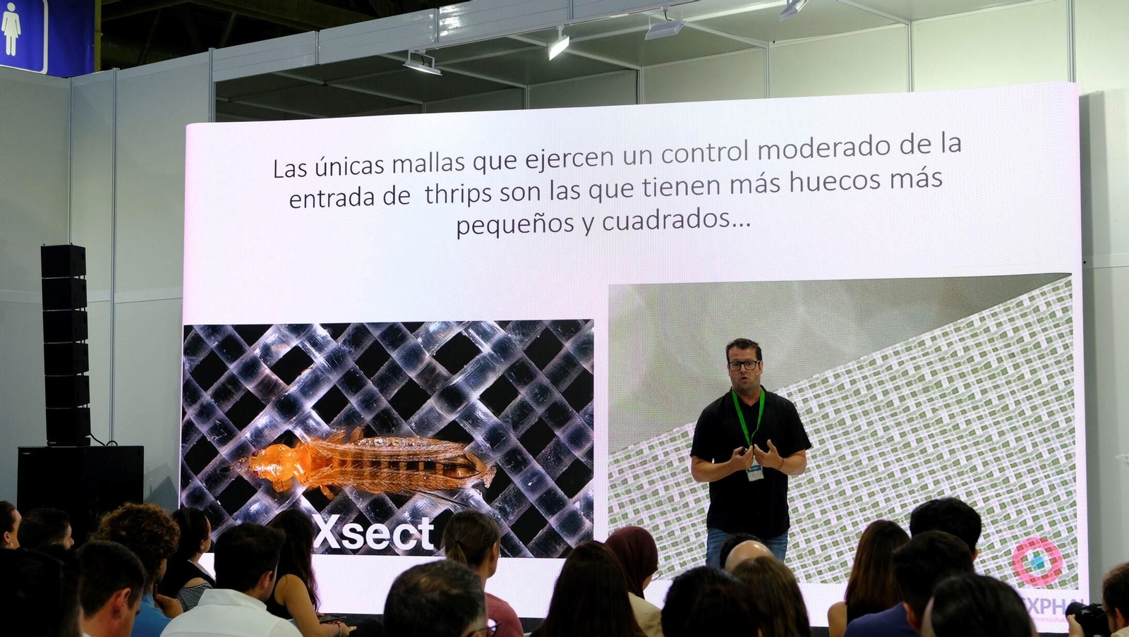 Esteban Baeza muestra distintas diapositvas sobre el control del trips.