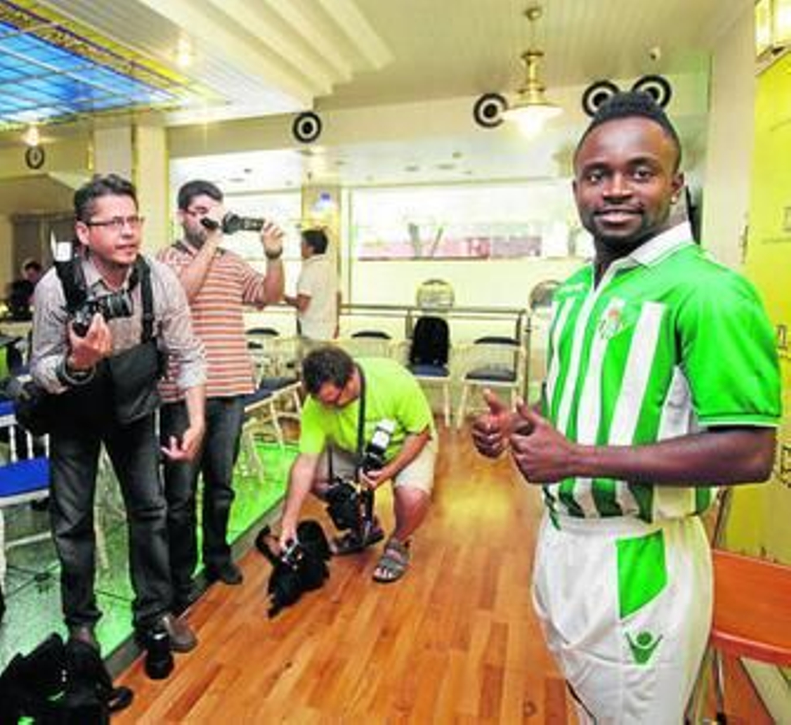 Cedrick posa con la camiseta del Betis en el acto de su presentación.