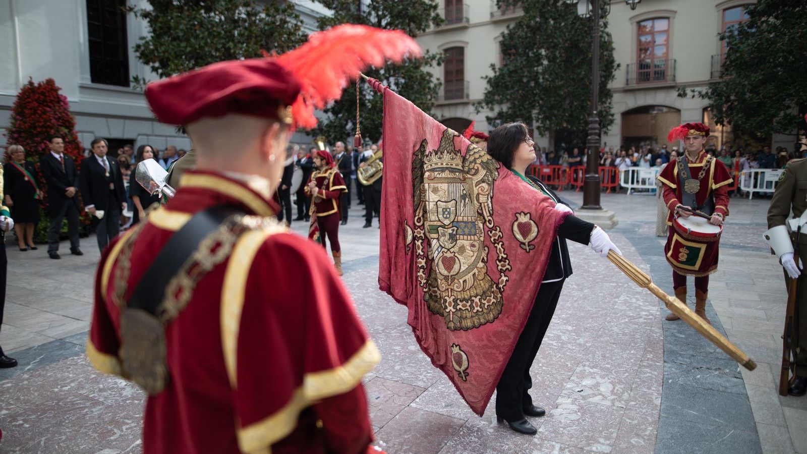 Sandra Rodríguez, con el Estandarte Real.