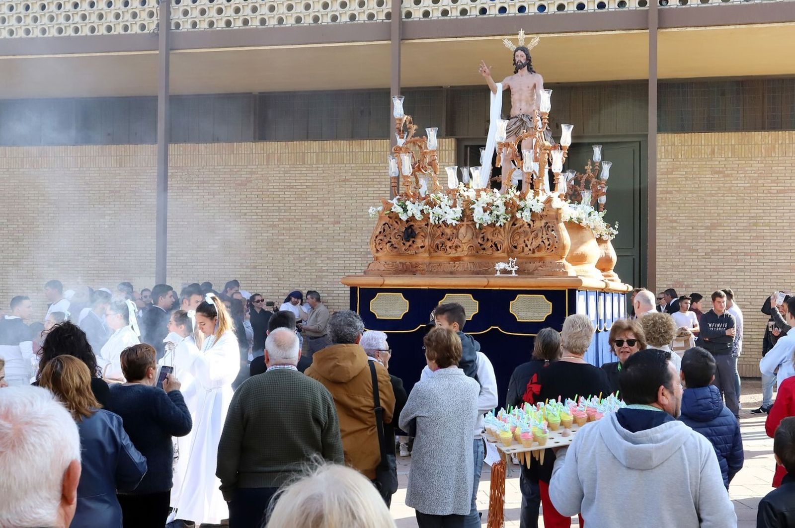 El Resucitado saliendo de la parroquia de Nuestra Señroa del Pilar.