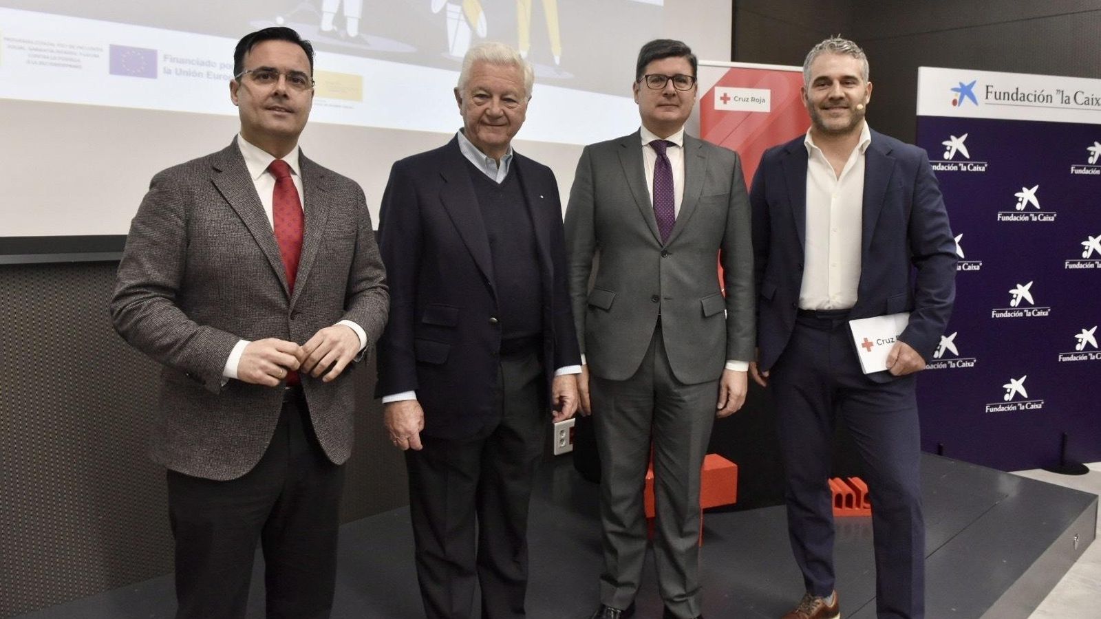 El presidente del Caixafórum, Moisés Roiz; el presidente de Cruz Roja Sevilla, Francisco Rodríguez Guante; el delegado de Empleo del Ayuntamiento de Sevilla, Álvaro Pimentel; y el presentador Luis Márquez, que condujo el acto.