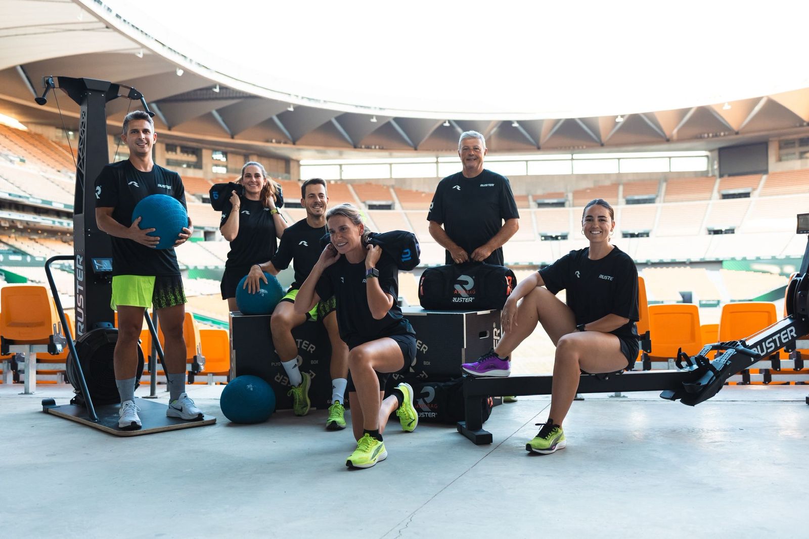 Deportistas de esta Liga Híbrida en el Estadio La Cartuja.