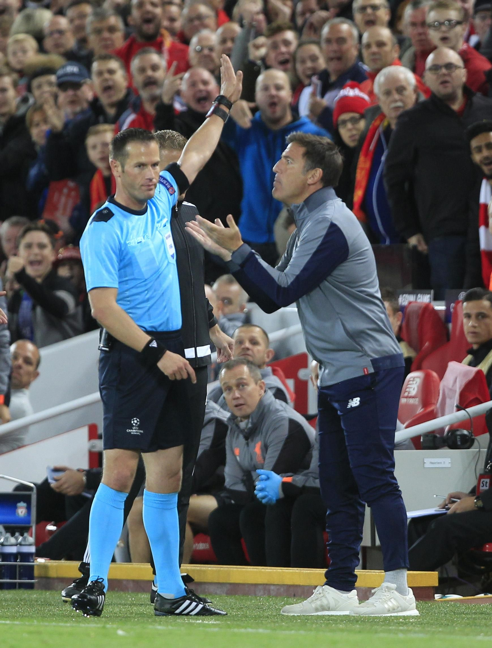 Eduardo Berizzo, técnico del Sevilla, es expulsado por el árbitro.