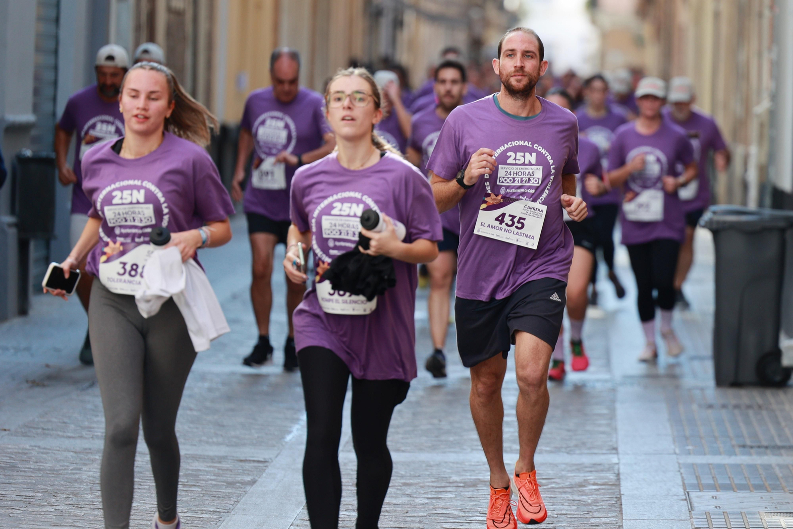 Todas las imágenes de la carrera contra la violencia de género en Cádiz
