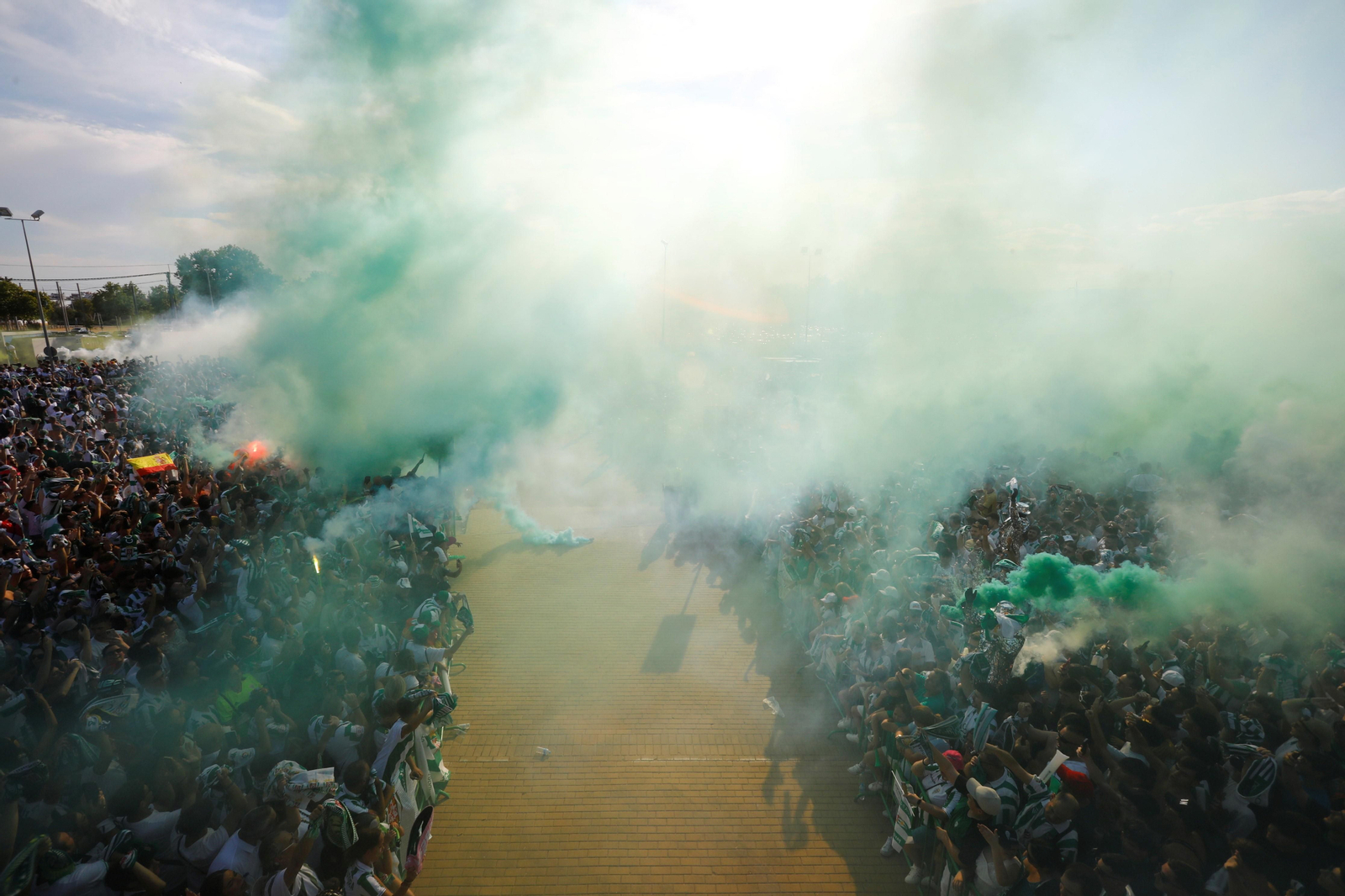 Las mejores imágenes del espectacular recibimiento a los jugadores del Córdoba CF antes de la final por el ascenso