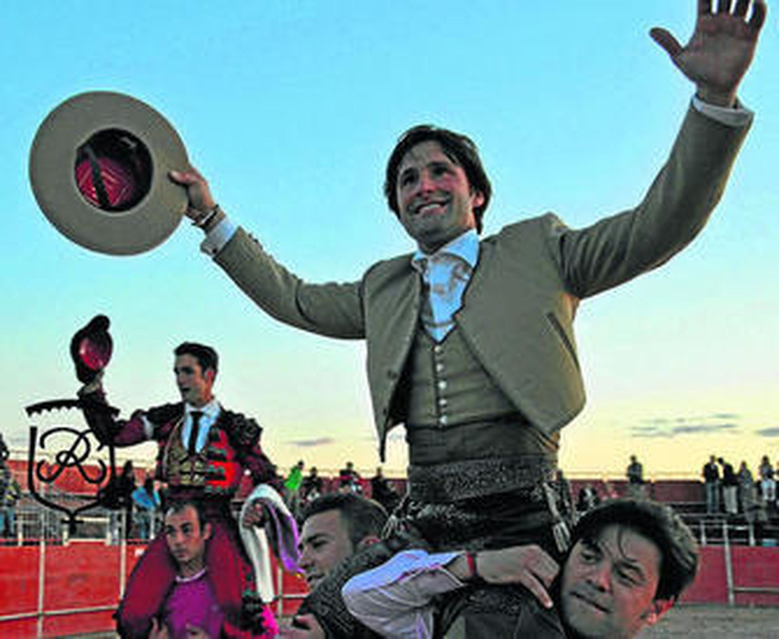 Andrés Romero, a hombros tras finalizar el festejo en Esparragalejo.