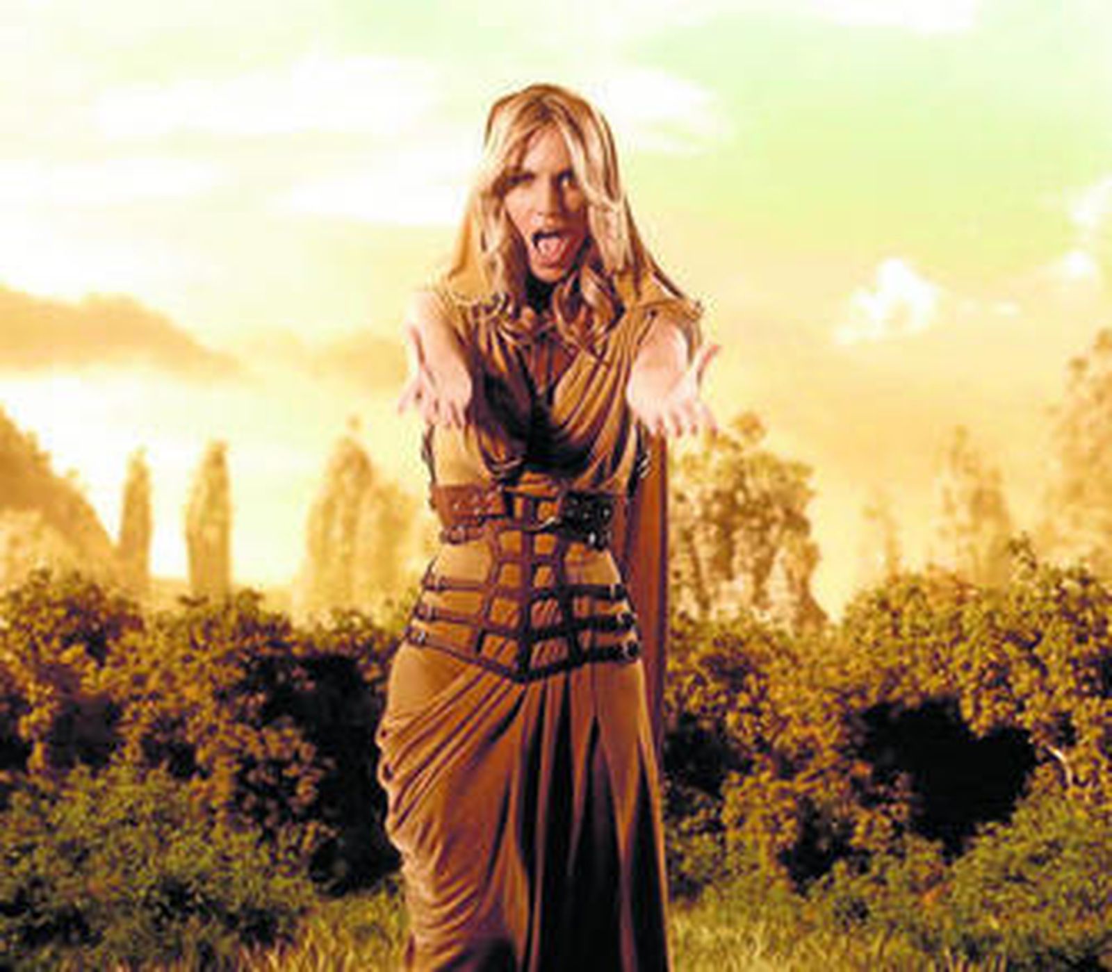 La eurovisiva Edurne en el cuestionado videoclip de 'Amanecer'.