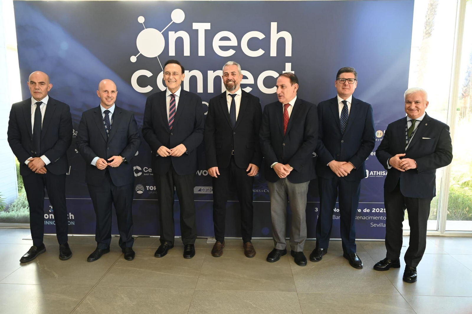 Foto de familia en la inauguración del II Forum OnTech Connect.