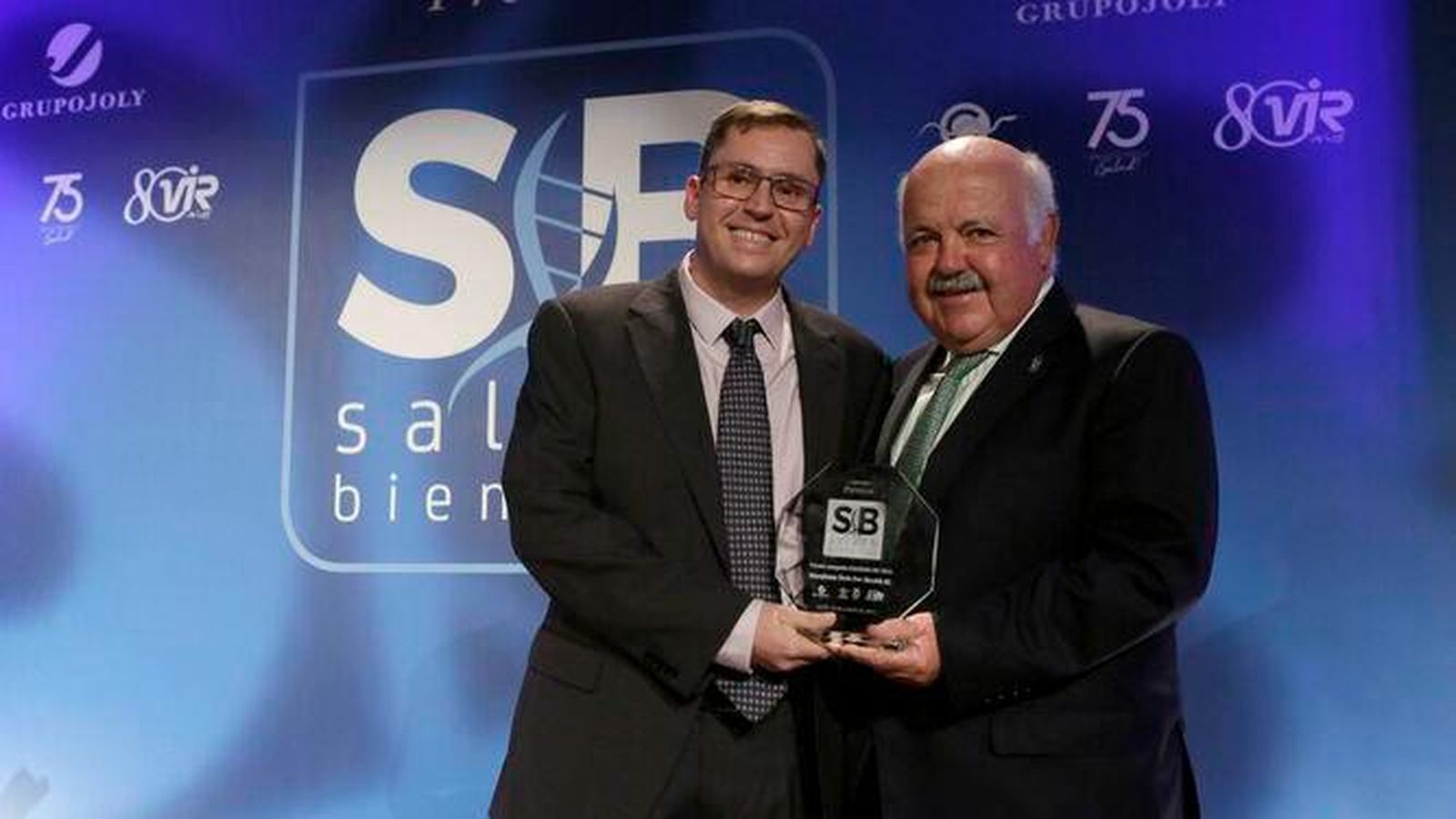 Jesús Aguirre, consejero de Salud y Familias de la Junta de Andalucía, fue el encargado de entregar el premio en la categoría Promoción de la Salud y Calidad de Vida a Miguel Carrillo, socio fundador y director de Desarrollo de la Masqsano Tech.