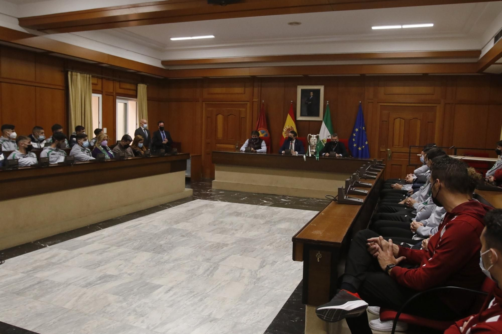 Las imágenes de la visita del Córdoba CF al Ayuntamiento tras ganar la Copa RFEF