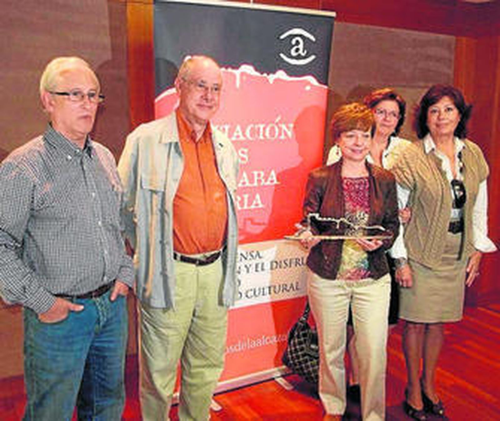 Mayte Pérez con parte de la directiva de la Asociación.