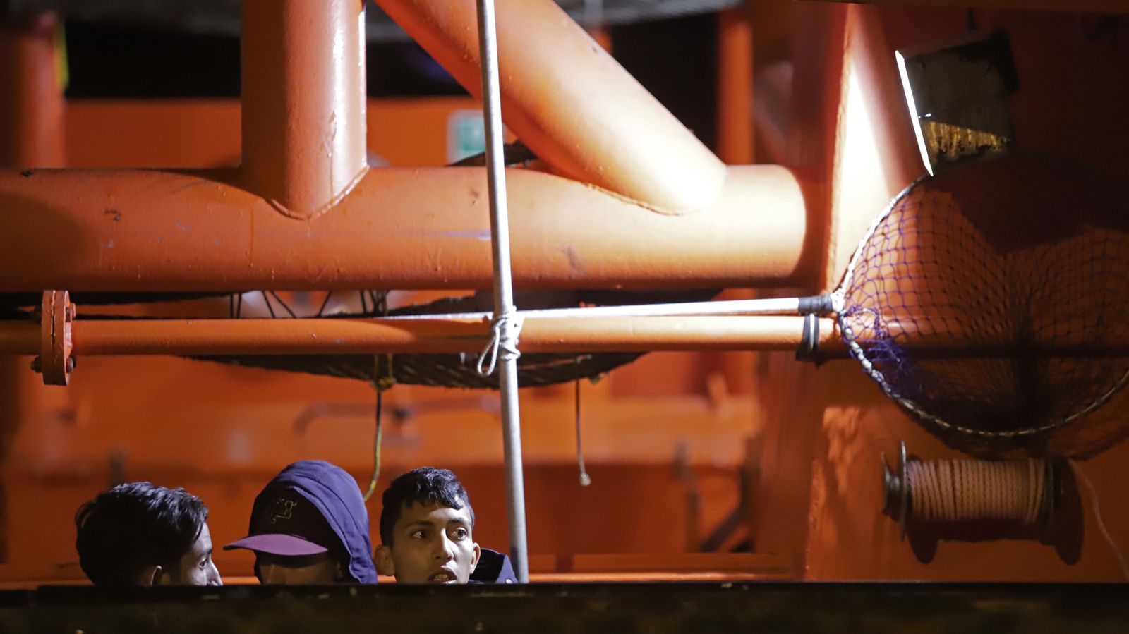 Rescate de 11 menores en aguas del Estrecho