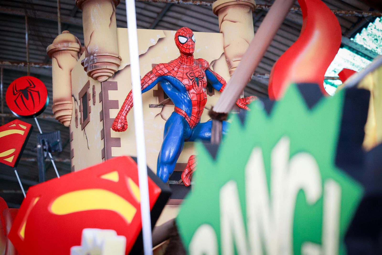 Detalle de la carroza en la que Spiderman aparece en el Torreón de la Puerta de Tierra.