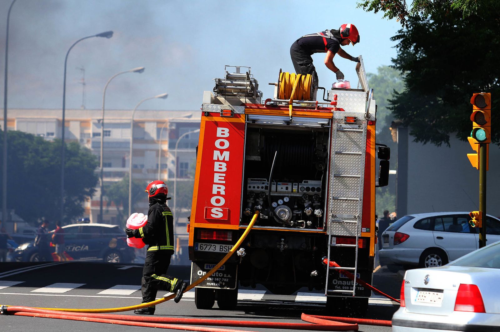 Imágenes del incendio de un bazar en la avenida de Santa Marta.