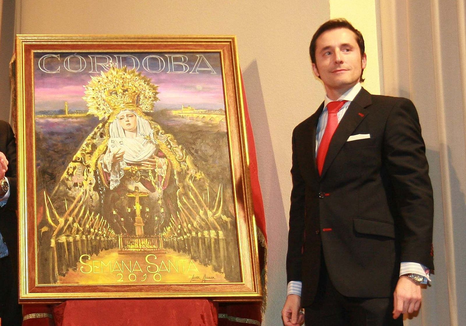 Javier Aguilar, durante la presentación de uno de los muchos carteles que ha realizado para la Semana Santa, en una imagen de archivo.