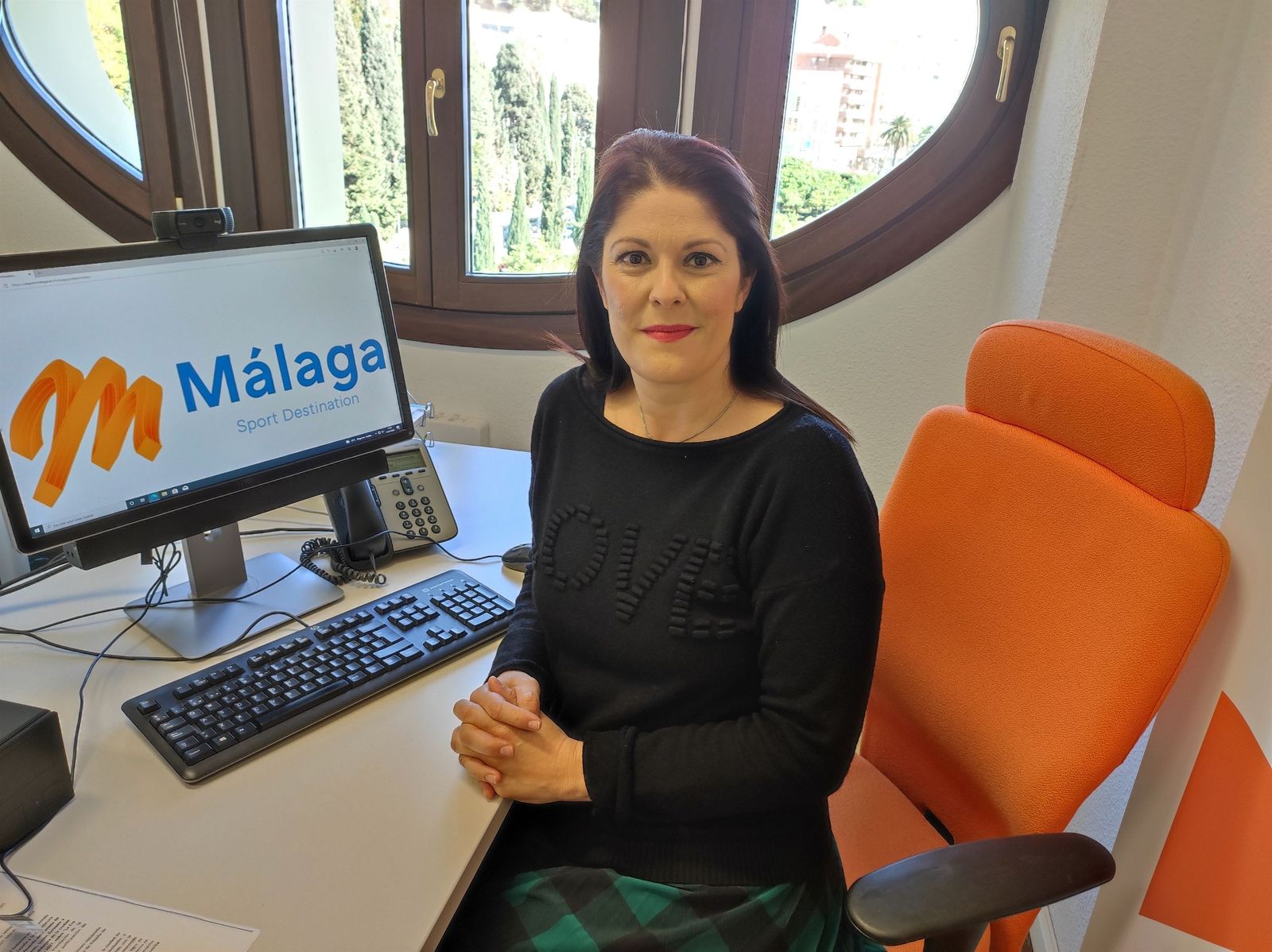 La concejala de Deporte, Noelia Losada con el logo de Málaga Sport Destination.