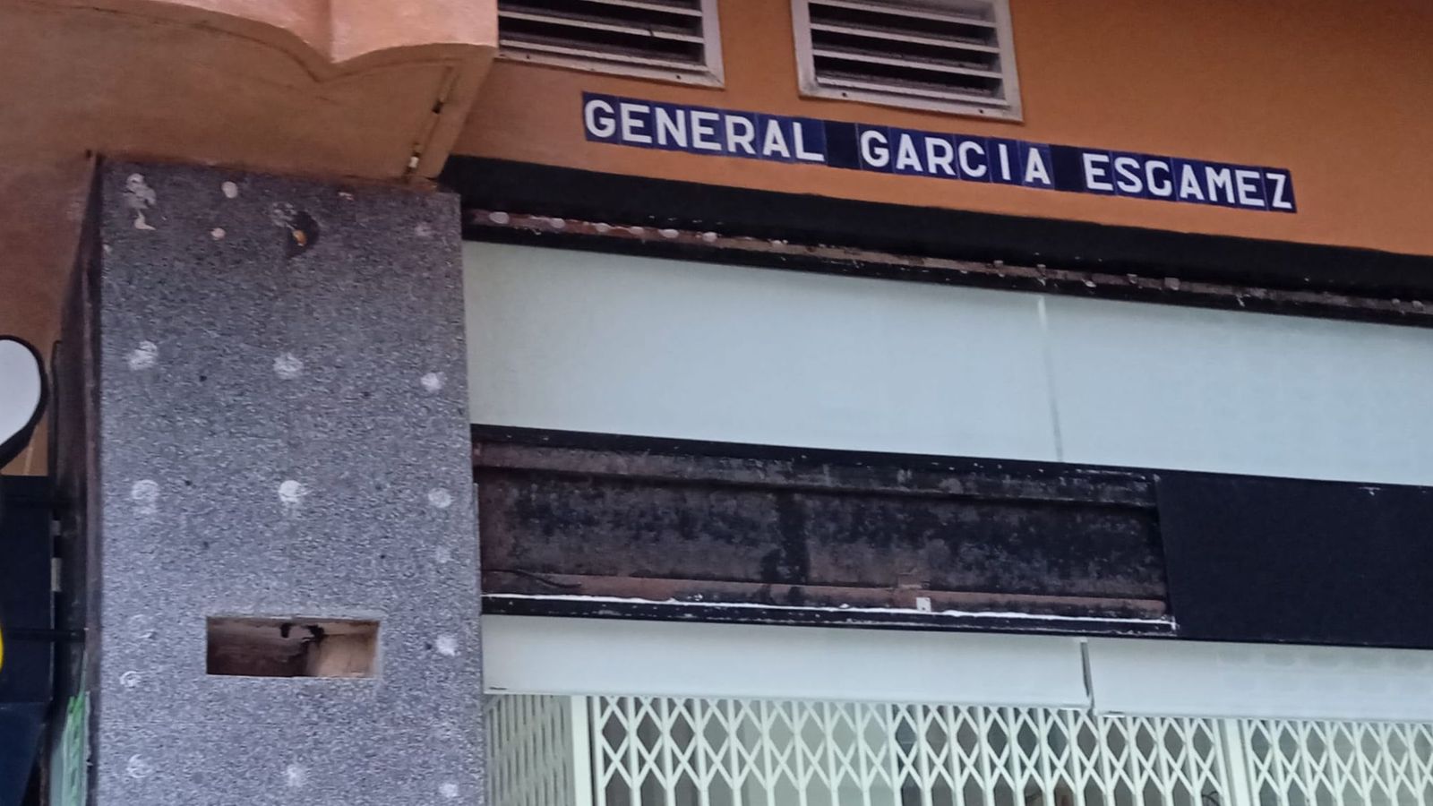 Rotulación actual con el antiguo nombre de la calle, General García Escámez