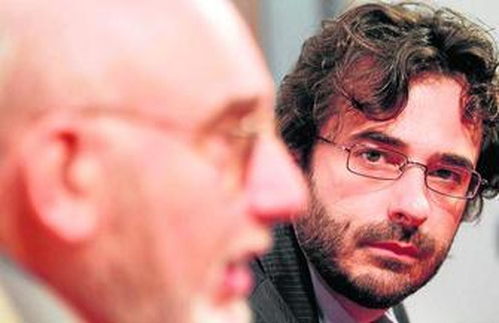 El cineasta Gonzalo López-Gallego, a la derecha, ayer durante una rueda de prensa a Carmelo Romero.