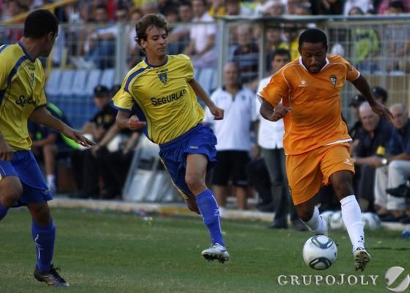 Ikechi, autor del primer gol y uno de los más activos, conduce el balón.   Foto: LOF