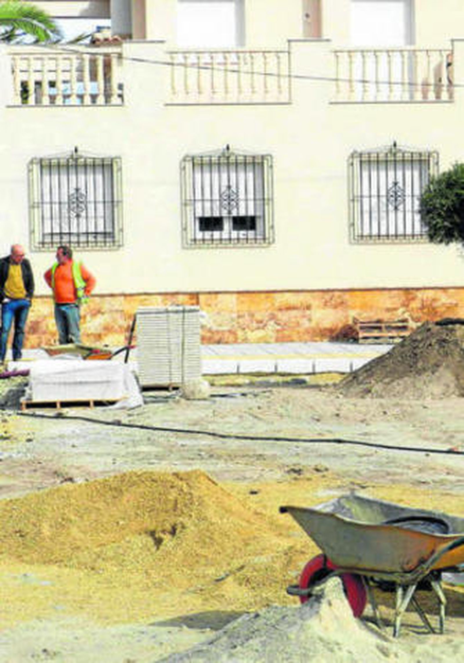 El alcalde ha visitado la plaza para ver el estado de ejecucición de las obras.