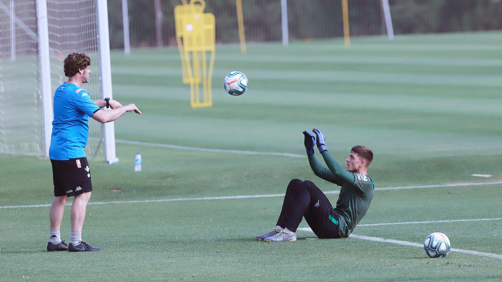 Carlos Marín, meta del filial, se ejercita en Montecastillo.
