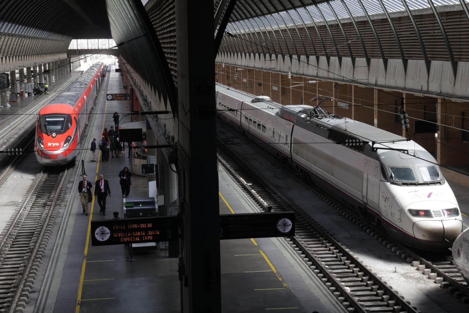 Un tren de Iryo y un AVE en la estación Santa Justa de Sevilla