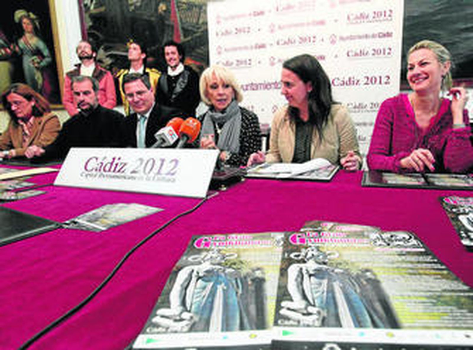 La alcaldesa con los patrocinadores de la quinta edición de la Gymkhana.