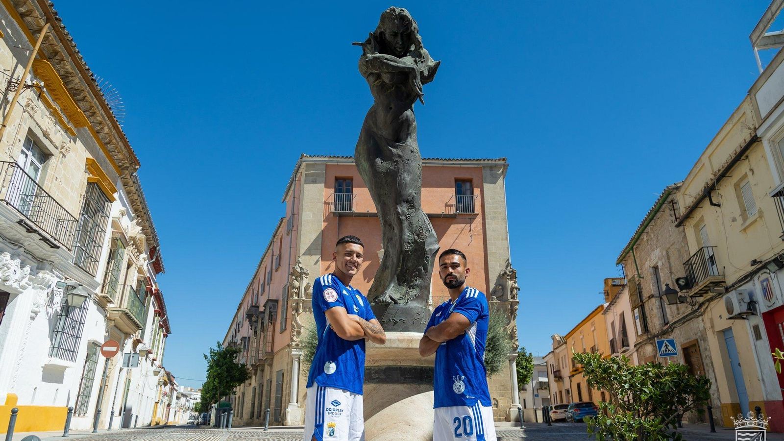 Daviti y Joselito, en el monumento a Lola Flores.