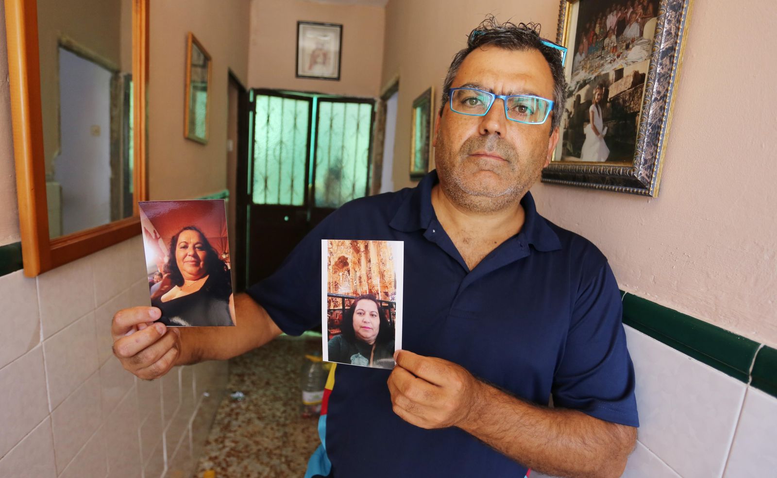 Antonio Venegas muestra dos fotografías de su hermana fallecida.