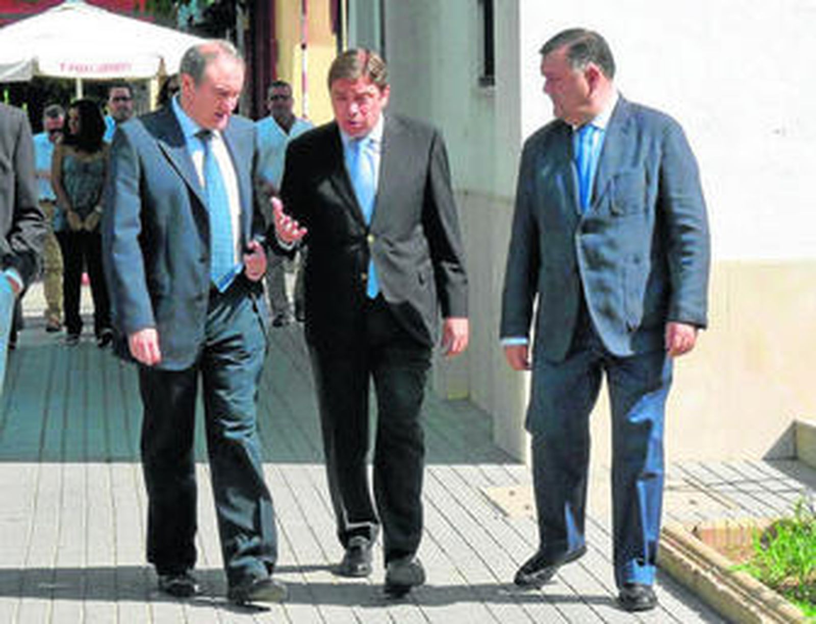 Planas, en el centro, con el alcalde de Palma del Río y el delegado de Agricultura.