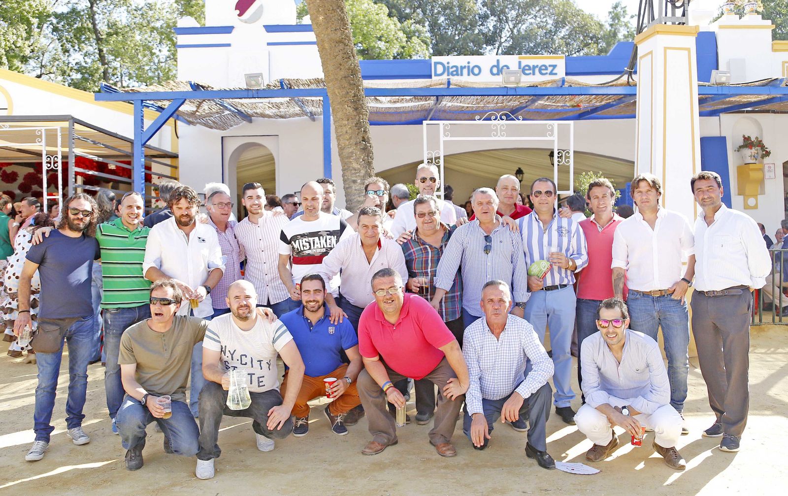 Los veteranos del Xerez CD se pasaron ayer por la caseta de Diario de Jerez, ante cuya entrada posaron para la cámara. Entre otros, se puede ver en la fotografía a Juan Pedro, Fernando Román, Antonio Torres, Julio Pineda y Jesús Mendoza.