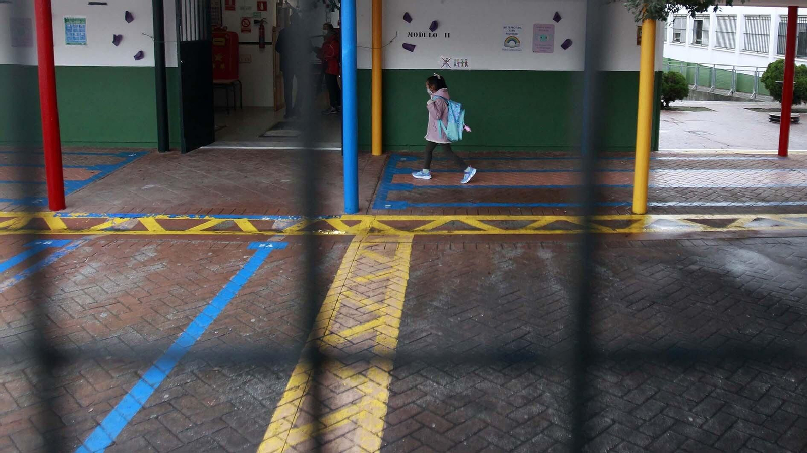 Entrada al colegio San Isidro Labrador en Los Barrios