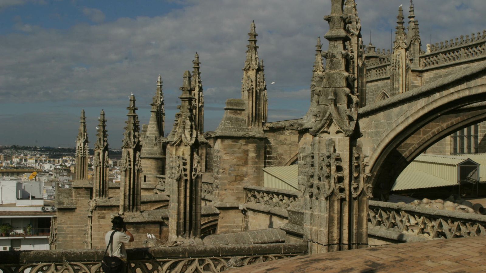 Un hombre hace fotos en la cubierta de la Catedral.