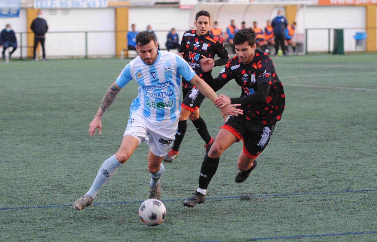 Juanan persigue a un futbolista de la Lebrijana.