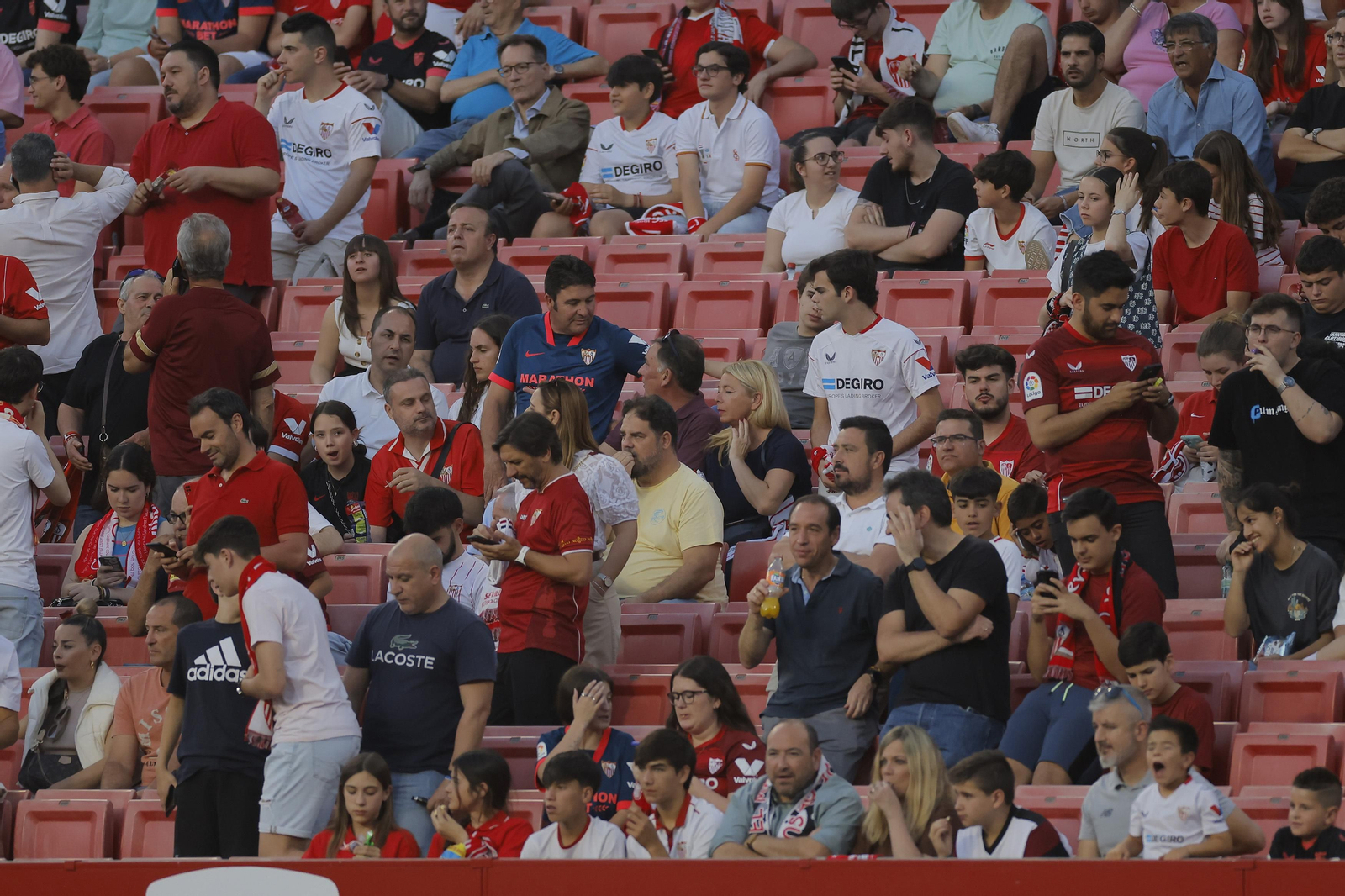 Búscate en las fotos del Sevilla-Girona