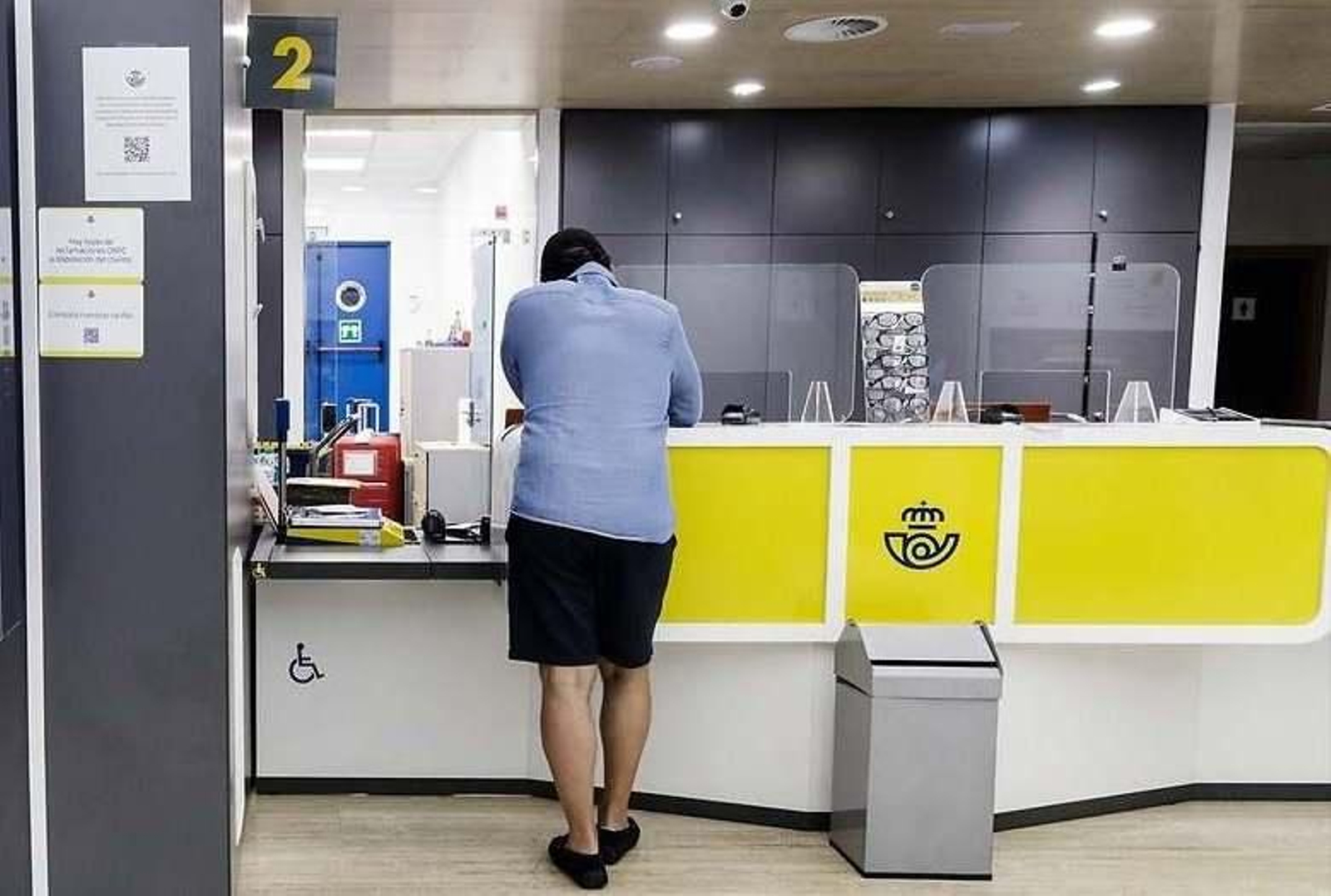 Una persona espera en una oficina de Correos